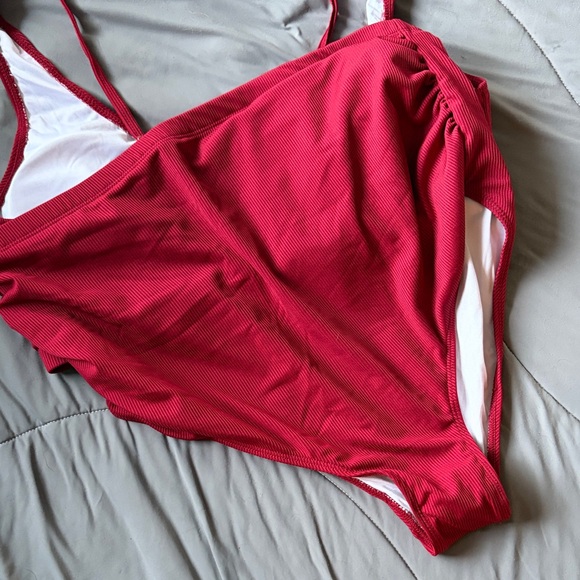 Stylish Ribbed Button-Front Bikini Top - red - Picture 3 of 5